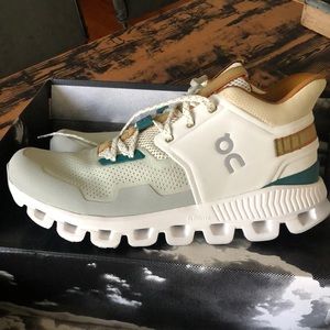On cloud men size 9 tennis shoe